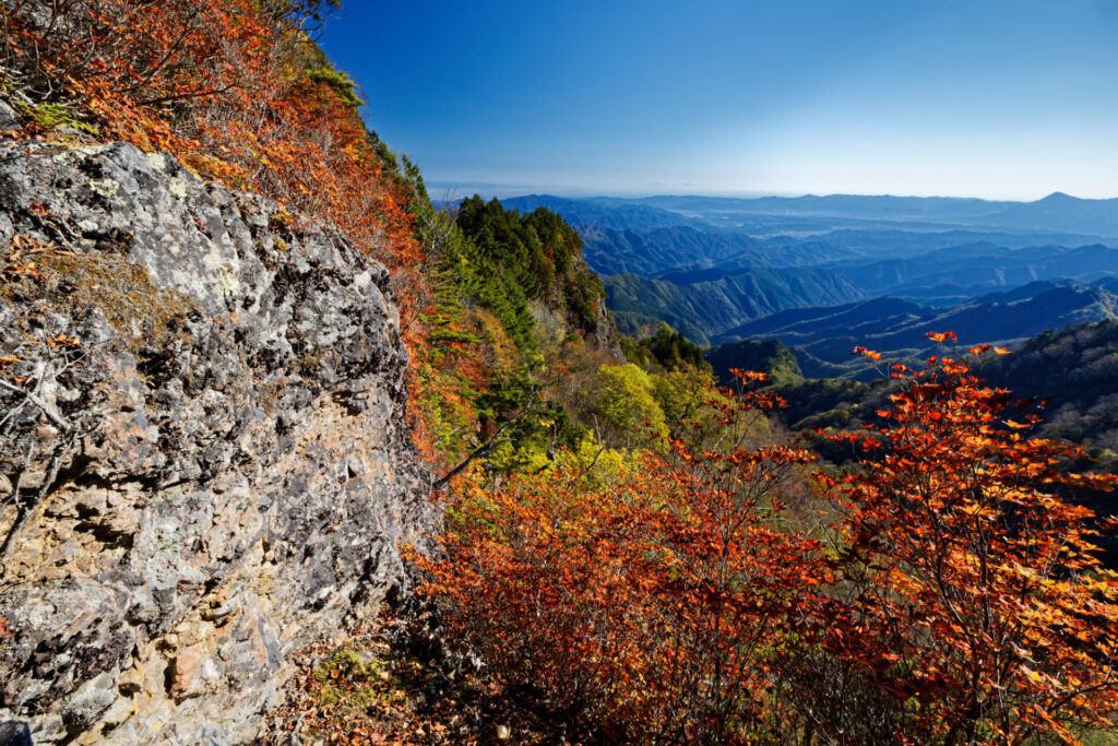 百名山・両神山】大地の記憶を感じる、岩の霊峰 - Yamarii Magazine(あの山に行きたいを叶える)